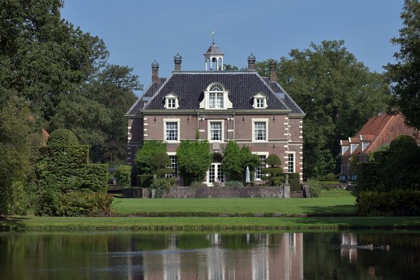 How to find a UK cruise that includes exclusive tours of royal gardens and estates?